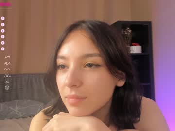 girl
        aimeerogers cam image #1105199