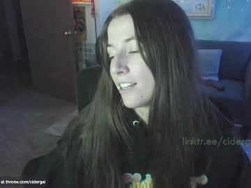 girl
        cidergal69 cam image #3463041