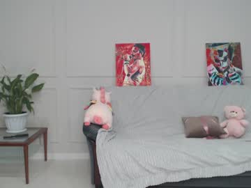 girl
        yummyyseee cam image #490011