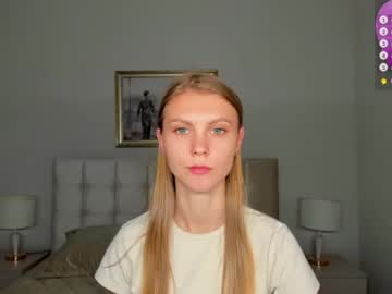 girl
        phoebepaw cam image #3272658