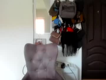 girl
        cassieandmarco cam image #2041572