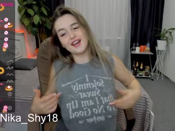 girl
        emmika_ cam image #482023
