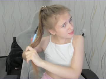 girl
        kylie_mine cam image #26679