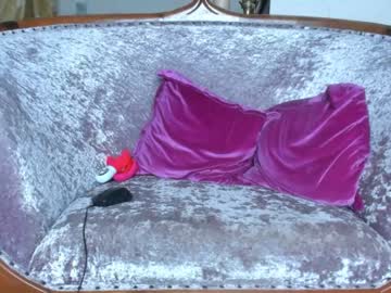 girl
        nadyabasinger cam image #1816146