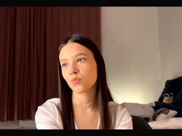 girl
        emilybatee cam image #893429