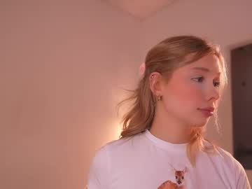 girl
        april_blush cam image #4469932