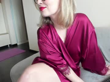 girl
        emilymilf__ cam image #461758