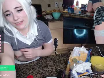 girl
        crimsonkitten cam image #1939991