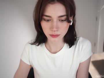 girl
        luna_ai cam image #4054162