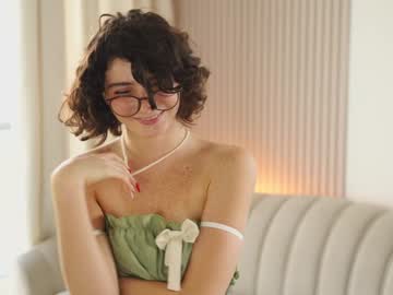 girl
        you_fell_in_love cam image #3444571