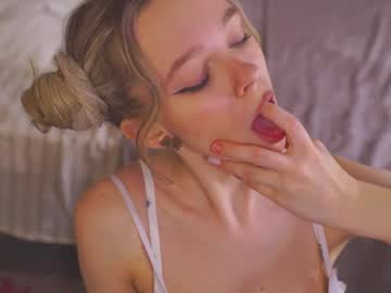girl
        tessarosse_ cam image #4291878
