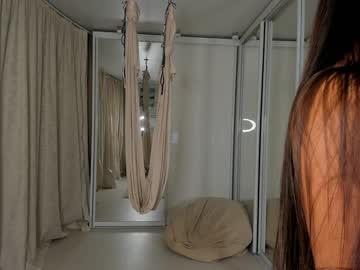 girl
        emilybatee cam image #1606276