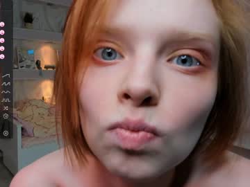 girl
        gingers_hugs cam image #2213746