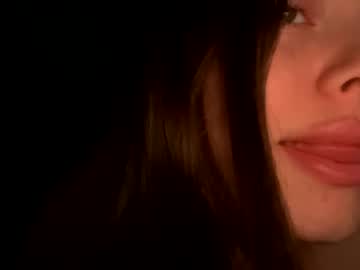 girl
        emersoncane cam image #2709643