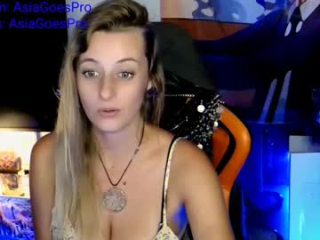 girl
        yoursecretgirlfriend963 cam image #2858252