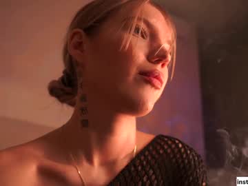 girl
        shiningstarrr cam image #4045834