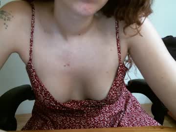girl
        laura_lady_red cam image #1234218