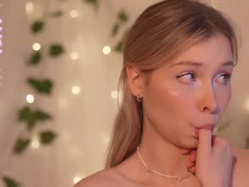 girl
        april_blush cam image #3110843