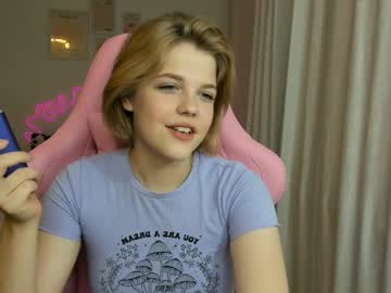 girl
        maya_blonde18 cam image #3735706