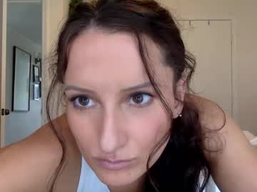 girl
        born2playwithu cam image #3335706