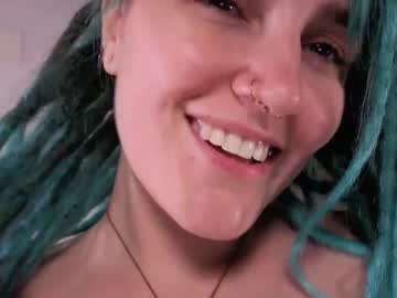 girl
        tasty_tomato cam image #4489159