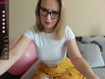 girl
        emilymilf__ cam image #1198403