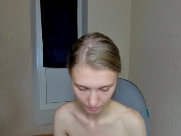girl
        phoebepaw cam image #2878529
