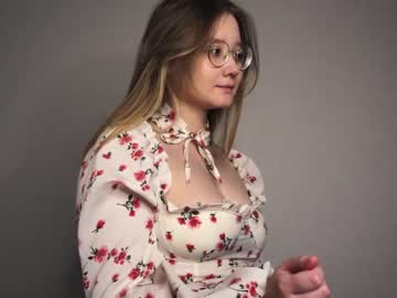 girl
        moon_milking cam image #1941635