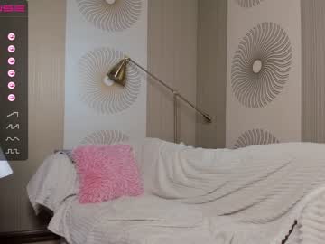 girl
        happiness_call cam image #1209458