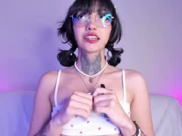 girl
        breeding_material cam image #2884881