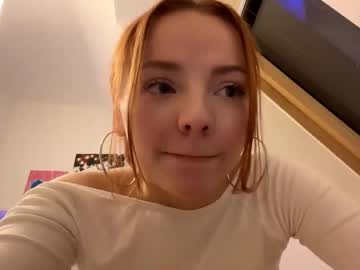 girl
        scarletfox77_ cam image #3744079