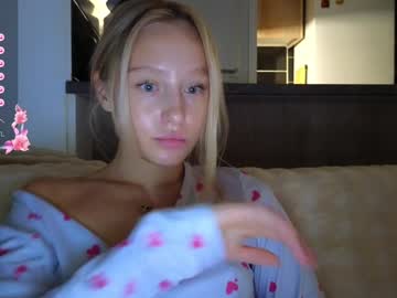 girl
        white_lime cam image #3282071