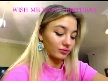 girl
        lilly_mattsson cam image #1732343