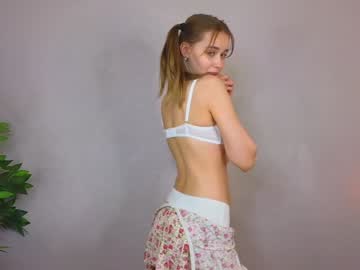 girl
        mialullaby cam image #3743181