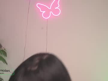 girl
        nicdani_1 cam image #2915415