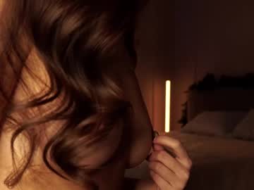 girl
        emilybatee cam image #4096906