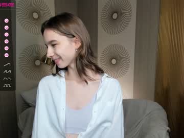 girl
        happiness_call cam image #1160070