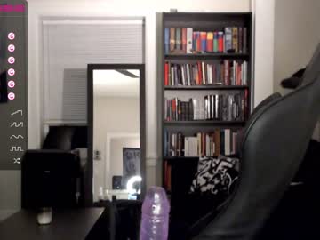 girl
        runacrow cam image #1370248