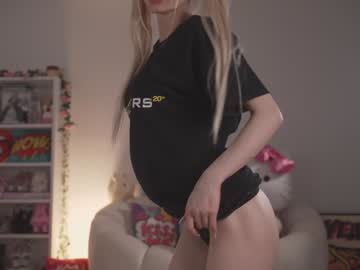 girl
        bunnydollstella cam image #4021552