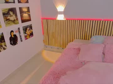 girl
        little_effy18 cam image #1880699
