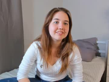 girl
        cwenehails cam image #2699746