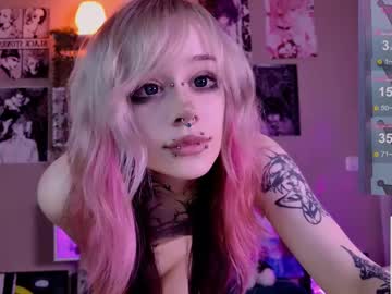 girl
        lollyshy__ cam image #4164953