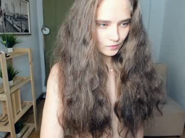 girl
        gillia_blumber cam image #1493345
