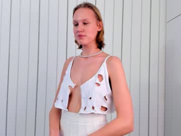 girl
        noreenelletson cam image #2211857