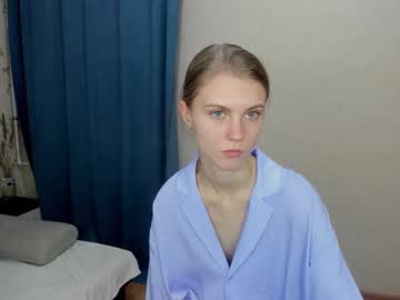 girl
        phoebepaw cam image #2171040