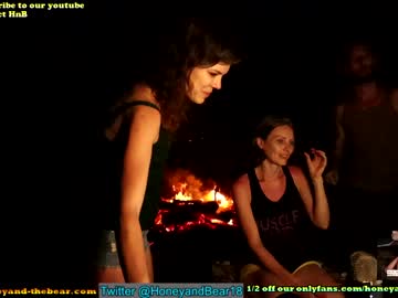 couple
        honeyand_thebear cam image #664838