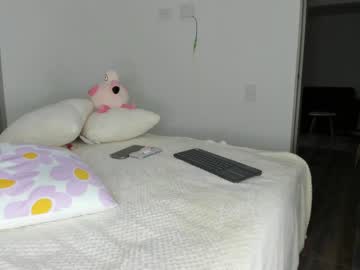 girl
        kitty__sophie cam image #2642252