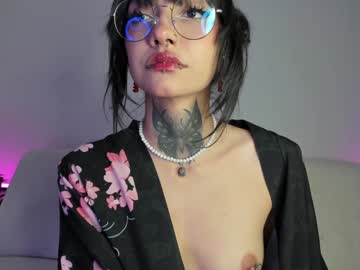 girl
        breeding_material cam image #3086598