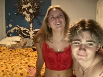 couple
        greeek_god cam image #1283180