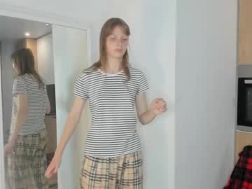 girl
        lynncodrington cam image #3065914